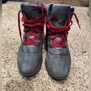 Sorel Charcoal Boots with Vibrant Red Laces Great Tread